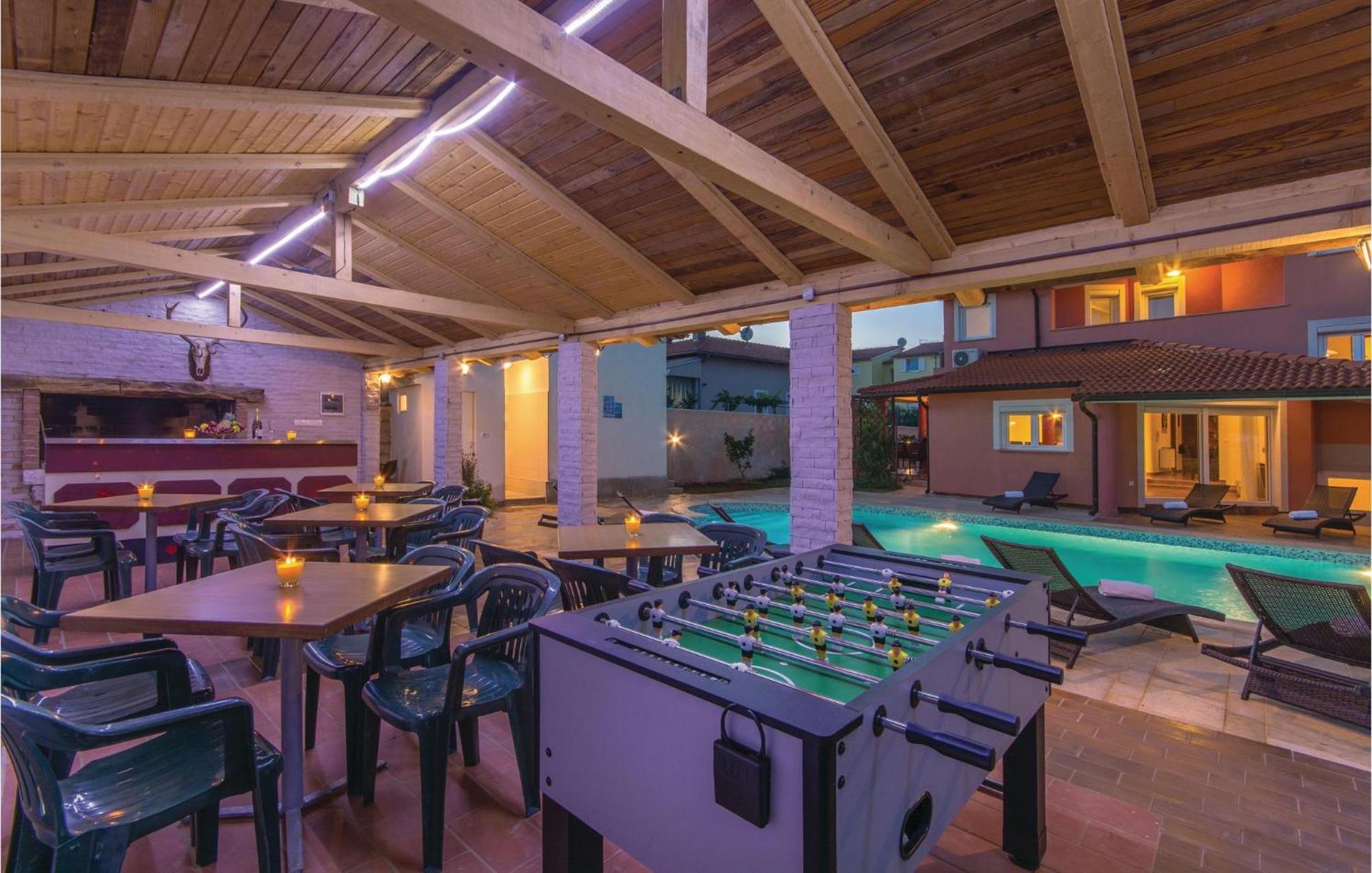 8 Bedroom Awesome Home In Pula Dış mekan fotoğraf