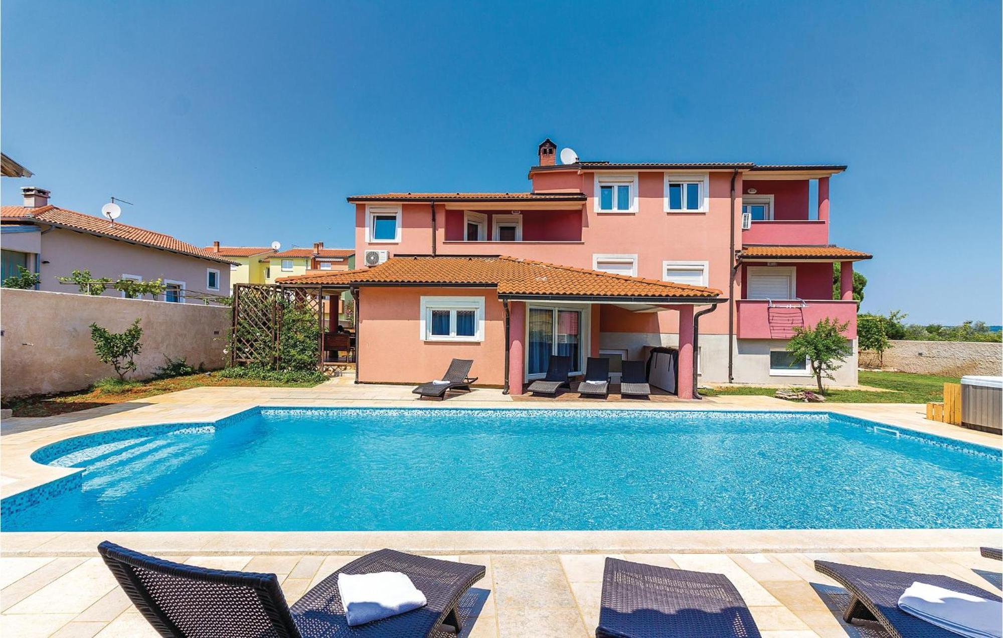 8 Bedroom Awesome Home In Pula Dış mekan fotoğraf