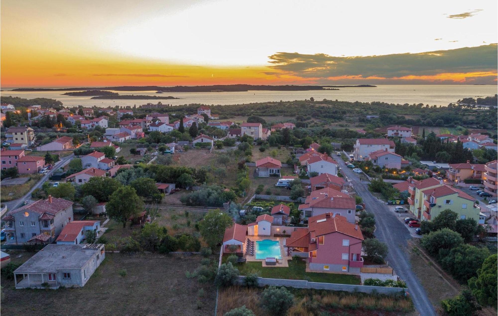 8 Bedroom Awesome Home In Pula Dış mekan fotoğraf