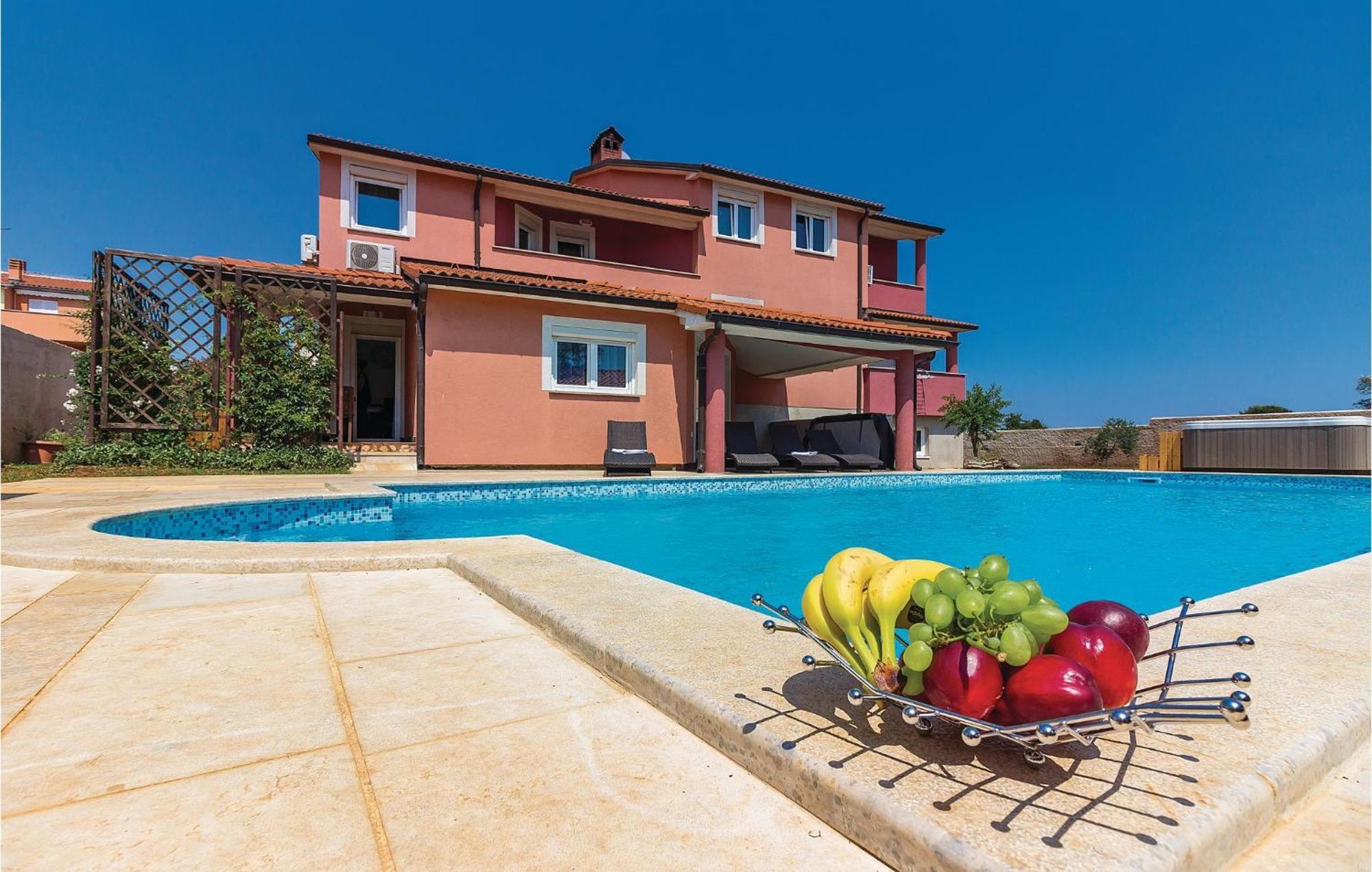 8 Bedroom Awesome Home In Pula Dış mekan fotoğraf