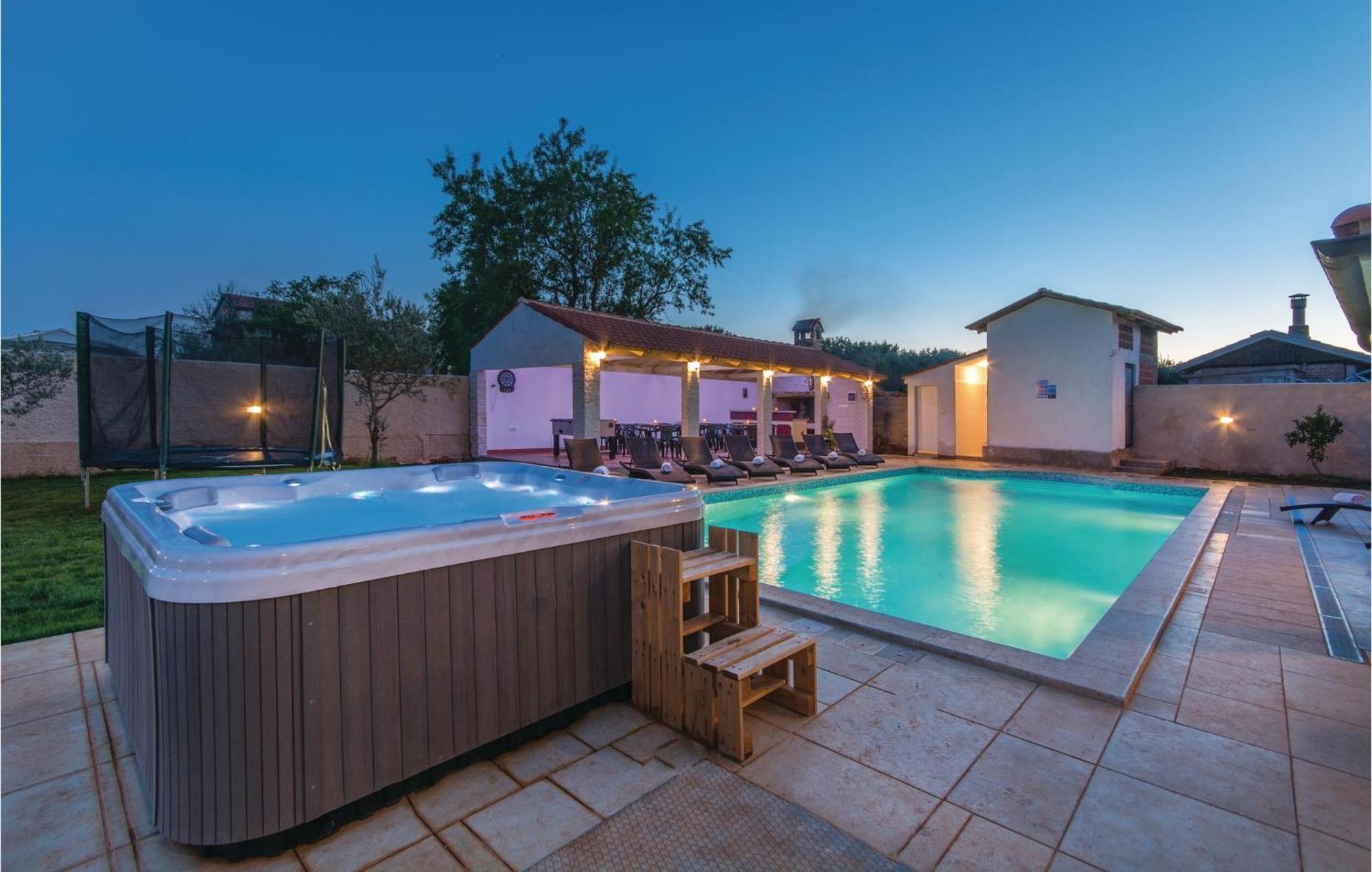 8 Bedroom Awesome Home In Pula Dış mekan fotoğraf
